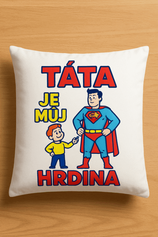 Dárkový polštář s obrázkem superhrdiny a textem "TÁTA JE MUJ HRDINA" pro dokonalou dekoraci nebo dárek.