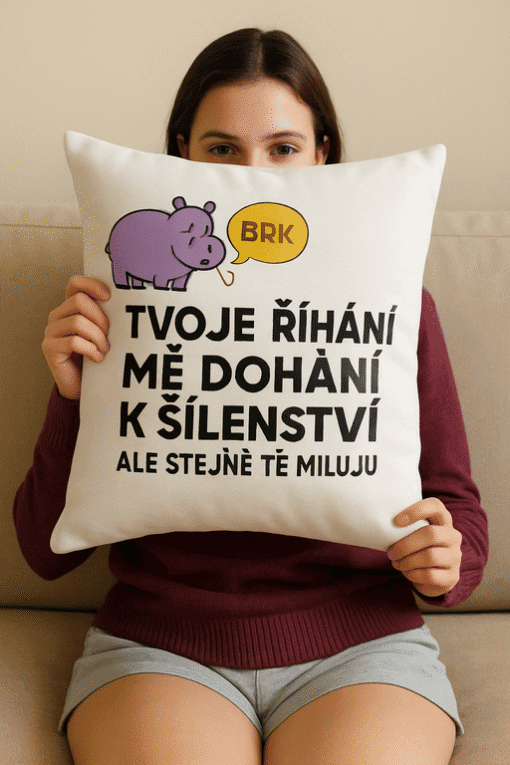 Samolepka na polštář s vtipným nápisem o říhání a lásce. Ideální dekorace pro milovníky humoru a pohodlí.