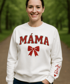 Módní svetr s nápisem MÁMA a mašlí, ideální dárek pro maminky. Výrazné, pohodlné, pro každou příležitost.
