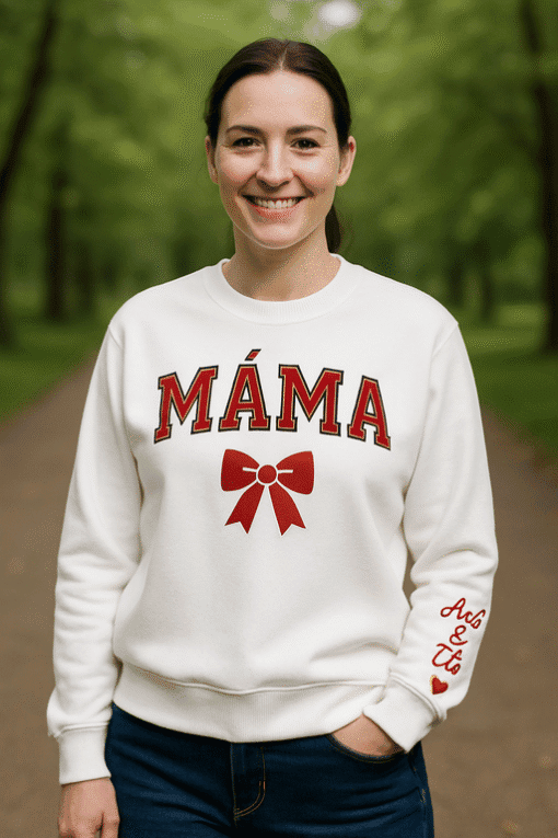 Módní svetr s nápisem MÁMA a mašlí, ideální dárek pro maminky. Výrazné, pohodlné, pro každou příležitost.