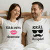 Dámské a pánské trička s nápisy "královna dramatu" a "král chrápání", ideální jako zábavný dárek.