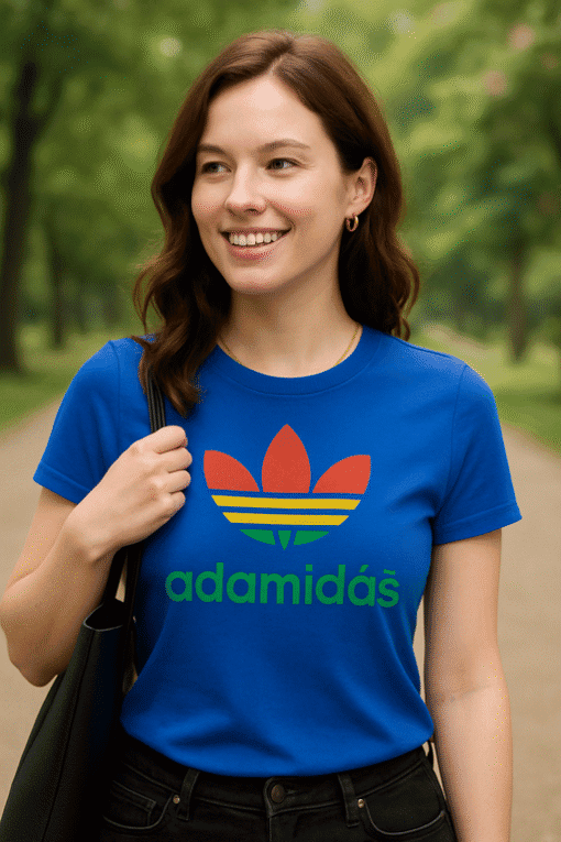 Dívka v modrém tričku s textem "adamídáš" na zelené louce, přátelský výraz, ideální pro outdoorové aktivity.