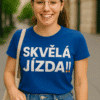Dívka s tričkem Skvělá jízda, pozitivní a moderní módní doplněk zařizující sebevědomí.