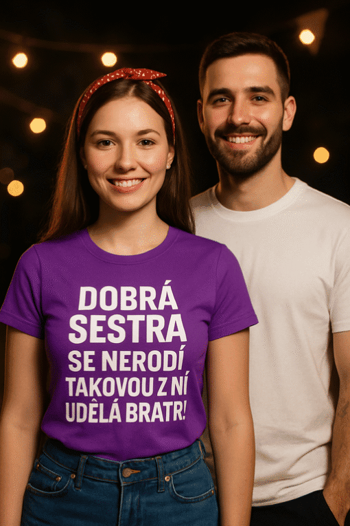 Přátelský obrázek s mladým mužem a sestrou, která má na tričku vtipný nápis o sestřičích.
