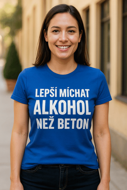 Žena v modrém tričku s textem "Lepší míchat alkohol než beton" na ulici.