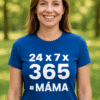 Žena v modrém tričku s textem "24x7x365 = MÁMA" na přírodním pozadí.