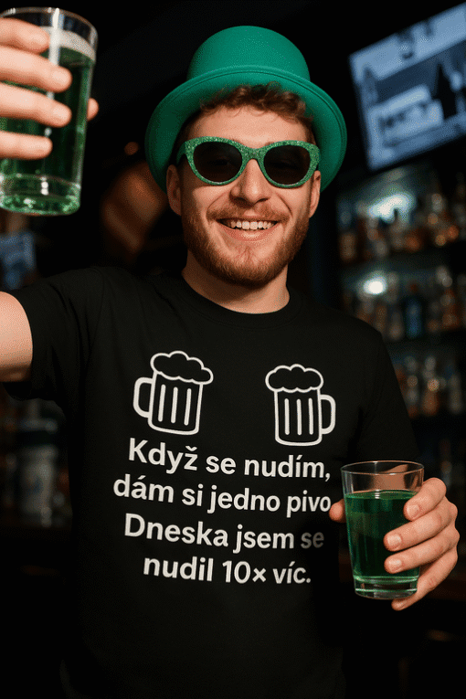 Muž s brýlemi a kloboukem drží pivo na večírku, usmívá se, ideální pro zábavné příspěvky.