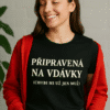 Žena v černém tričku s nápisem, ideální pro sportovní i volnočasové aktivity.