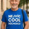 Muž na ulici v modrém tričku s nápisem Nejvíc cool důchodce, moderní look, městské prostředí.