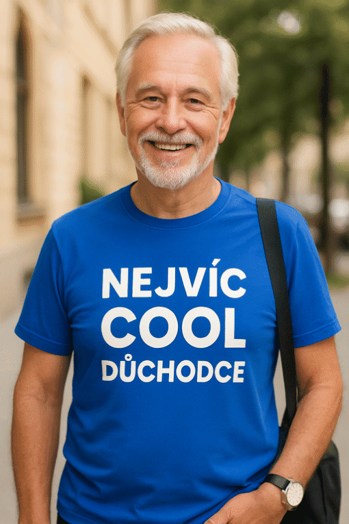 Muž na ulici v modrém tričku s nápisem Nejvíc cool důchodce, moderní look, městské prostředí.