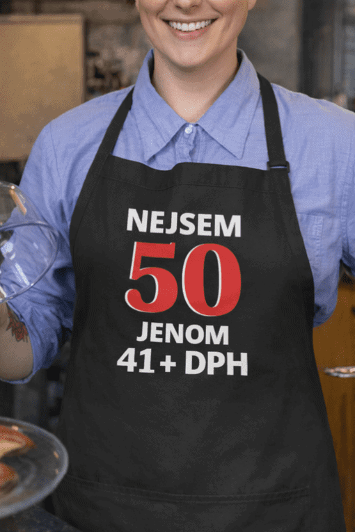 Obrázek servírky s nápisem na zástěře, pobavení na pracovní pozadí.