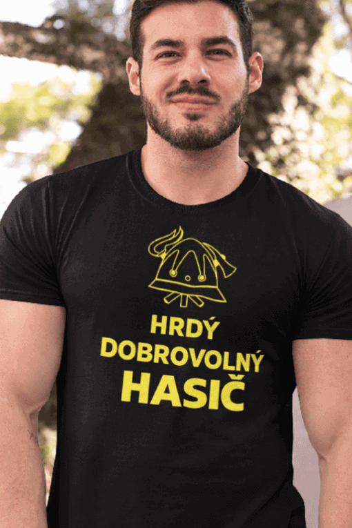 Hasič tričko s potiskem hrdý a ochotný hasič, ideální pro dobrovolné hasiče a fanoušky požární ochrany.
