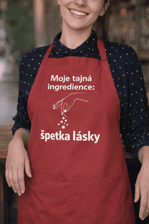 Nadpis na zástěře s tajnou ingrediencí – špetkou lásky. Přináší radost do každého jídla.