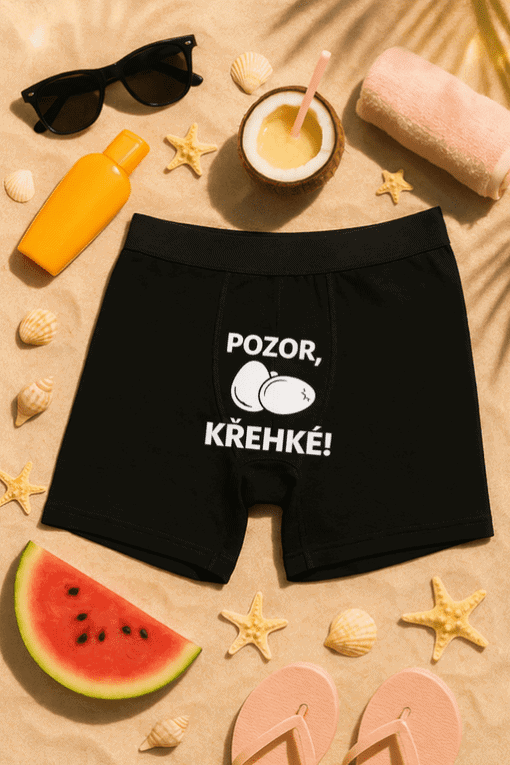 Stylové pánské plavky s upozorněním na křehkost, ideální pro letní koupání.