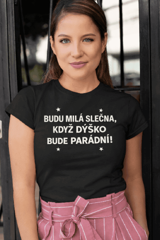 Dívka v tričku s vtipným potiskem na společenské akci.