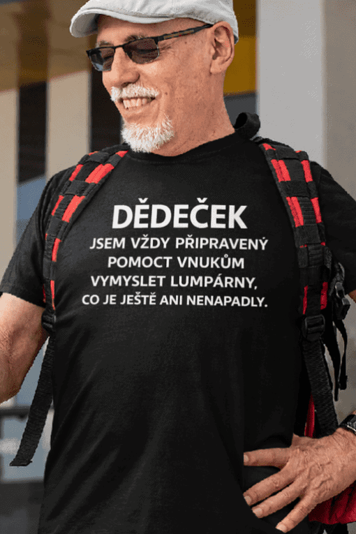 Veselý dědeček s nápisem o pomoci vnoučatům, ideální tričko pro zábavné příběhy.