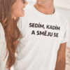 Tričko s humorným nápisem "Sedím, kadím a směju se" ideální na volný čas.