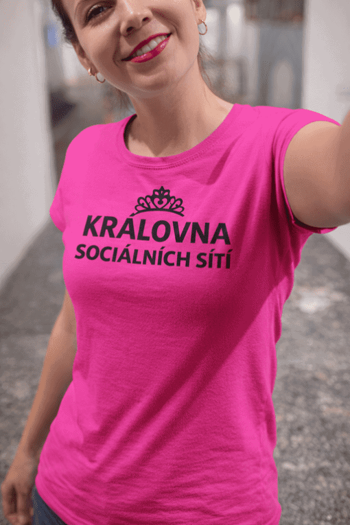 Dámské růžové tričko s potiskem vítáni na sociálních sítích.