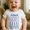 Miminko v tričku Future Ladies Man, roztomilý úsměv, dětské oblečení, rodinný portrét, spokojené dítě, dětské oblečení trendy.
