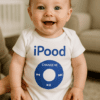 Veselý dítě na focení s tričkem iPod, moderní dětský oděv, pohodlný a stylový dětský oděv.