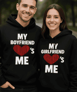 Myslící na sebe, černé mikiny s potiskem "My Boyfriend’s Me" a "My Girlfriend’s Me", rodinný outfit, moderní streetwear, romantika, společně, pár, stylové oblečení, láska, dárky pro páry.
