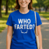 Ženská v modrém tričku s nápisem "Who Farted?" na procházce v parku.