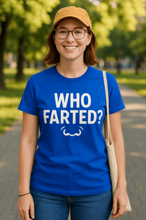 Ženská v modrém tričku s nápisem "Who Farted?" na procházce v parku.