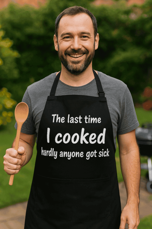 Vařič s úsměvem, venkovní prostředí, rodinné grilování, kuchař na zahradě.