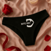 Módní pánské slipy s potiskem "BITE ME!" pro odvážné a sebevědomé jedince. Ideální pro romantické večery nebo jako originální dárek.
