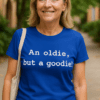Žena v modrém tričku s nápisem "An oldie, but a goodie" na procházce.