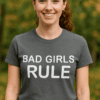 Stylové dámské tričko s nápisem "Bad Girls Rule", pohodlné a vhodné pro každodenní nošení.