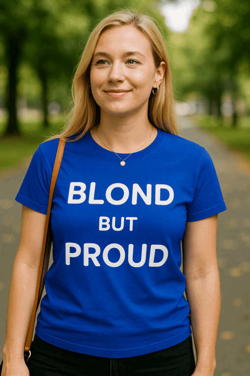 Žena s tričkem "Blond but Proud" v přírodě.