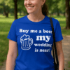 Nápis na tričku s textem "Buy me a beer, my wedding is near" v modré barvě, vhodný na oslavné události.