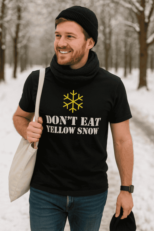 Ombuvalý muž v černé tričku s nápisem Don't eat yellow snow, v zimní přírodě.