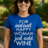Sunný ženský portrét s tričkem "For instant happy woman just add wine" na přírodní pozadí.