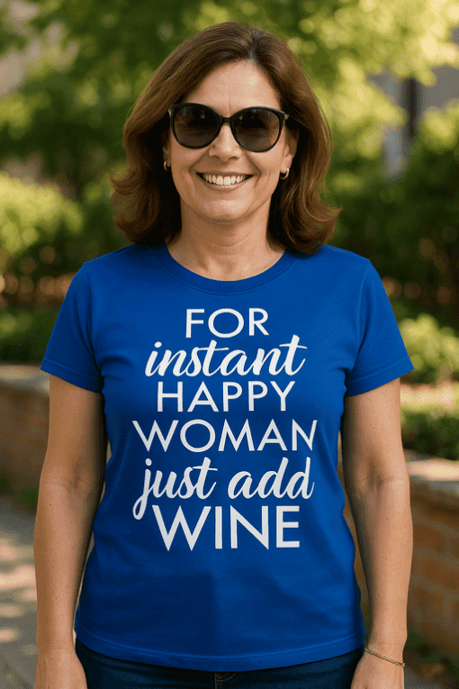 Sunný ženský portrét s tričkem "For instant happy woman just add wine" na přírodní pozadí.
