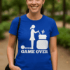 Zdravá žena s modrou tričkem s potiskem game over venku v parku.