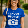 1. Moderní dívka s potiskem "I shoot people" na modrém tričku na procházce.