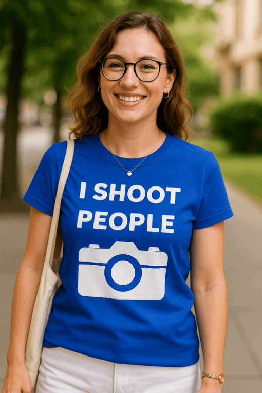 1. Moderní dívka s potiskem "I shoot people" na modrém tričku na procházce.