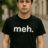 Mladý muž s nápisem "meh." na tričku, cestování, street styl, moderní módní trendy.