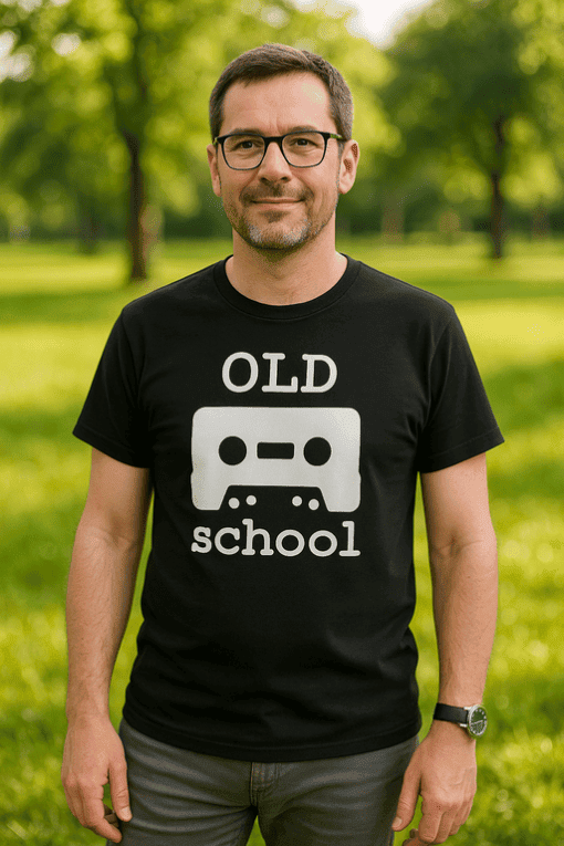 Oldschool tričko s potiskem, člověk v parku, volnočasový styl, trendy oblečení, relaxace v přírodě.