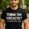 Muž v tričku s nápisem "Think I'm sarcastic?" na ulici.