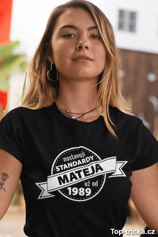 Vtipné tričko nastavuji standardy s vlastním jménem