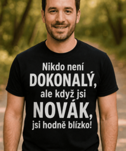 Vtipné tričko nikdo není dokonalý s vlastním jménem