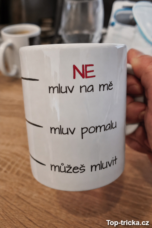 Vtipný hrnek nemluv na mě