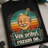 Tričko s nápisem Věk přibyl, rozum ne. a retro grafikou usmívajícího se dědy s mrknutím a párty čepicí