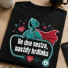 Dámské tričko pro sestru s motivem stethoskopu a sloganem Ve dne sestra, navždy hrdinka v moderním medicínském stylu.