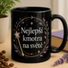 Elegantní dámský hrnek s nápisem Nejlepší kmotra na světě v levandulové a zlaté minimalistické grafice s hůlkou a hvězdičkami.