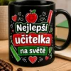 Hrnek s nápisem Nejlepší učitelka na světě, červeným jablkem, pravítkem a srdíčky v hravém školním stylu