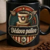 Vintage motiv hrnku s textem Dědovo palivo v retro servisním štítu s kávovou tematikou.